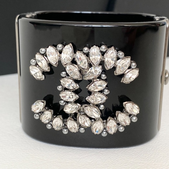 CHANEL 2017K BLACK RESIN CUFF SILVER TONE CC LOGO CRYSTALS NEW IN BOX - Picture 10 of 15